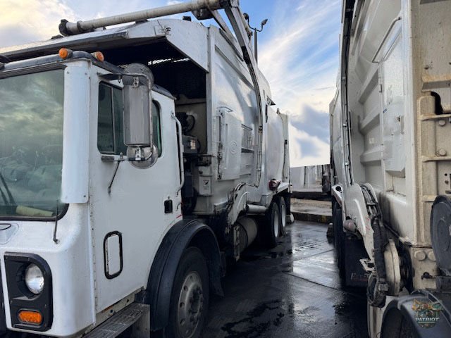 2016 Mack Frontloader